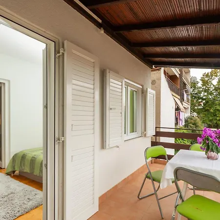 Apartment Enny Fuer 2 Personen In Porec, Nur 300m Vom Strand, 10 Gehminuten Vom Zentrum Entfernt, Porec